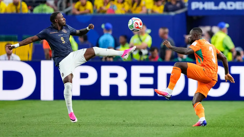 Yeboah de Ecuador y Konan de Costa de Marfil pelean por el balón | AP