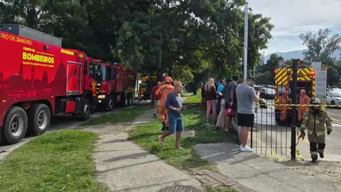 Los bomberos acudieron a la zona donde ocurrió el accidente donde fallecieron 6 personas. / EFE Roberta  Durço.
