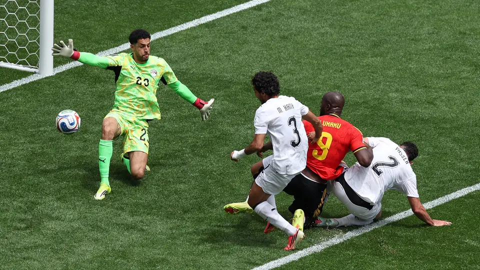 Desvío de Mohamed Hany para el empate de Bélgica | AP