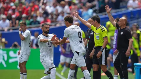 Hamza Abdelkarim, jugador de Egipto, con Mohamed Salah | AP