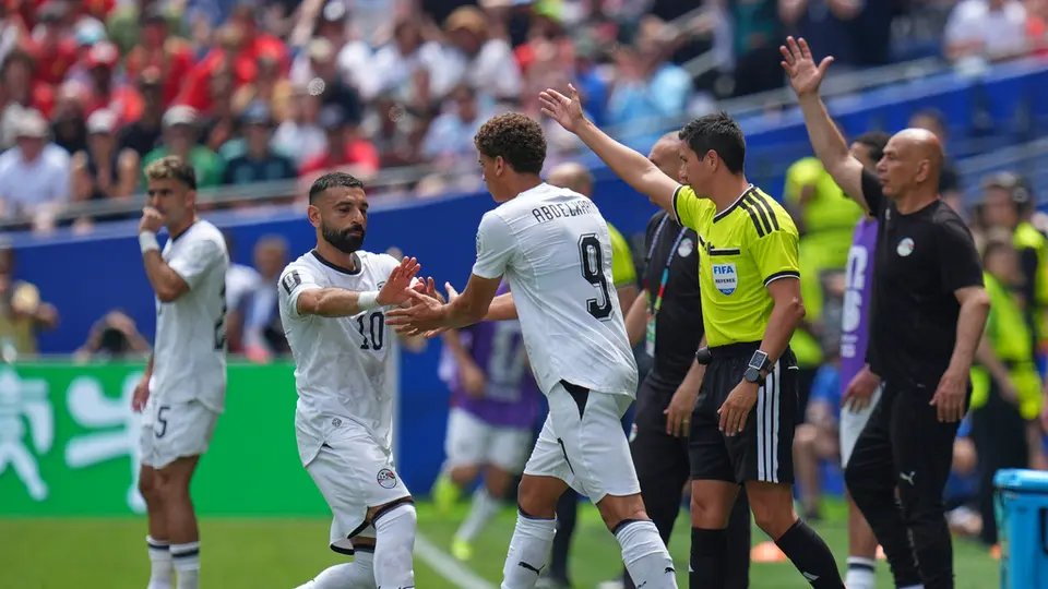 Hamza Abdelkarim, jugador de Egipto, con Mohamed Salah | AP