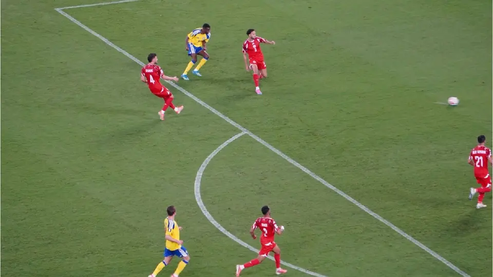 Isak rematando a gol ante Túnez| CARLOS PONCE