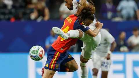 Cucurella con rival l AP