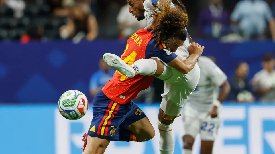 Cucurella con rival l AP