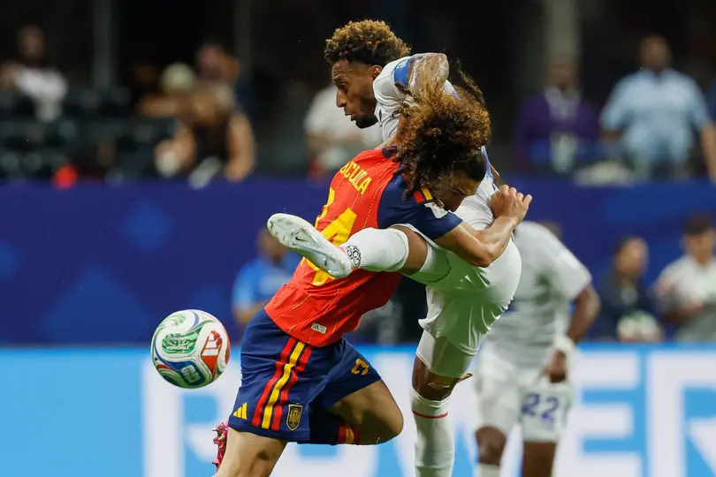 Cucurella con rival l AP