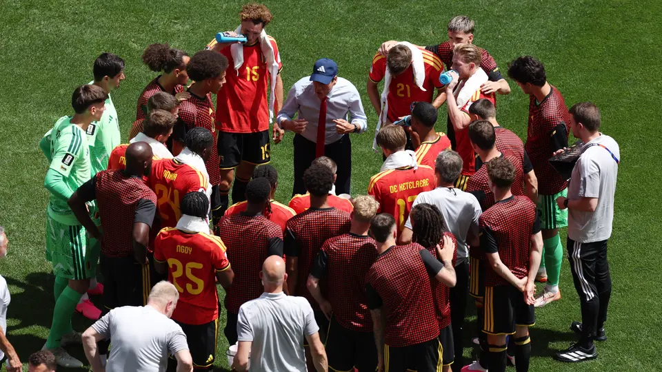 Rudy García, entrenador de Bélgica, durante la pausa de hidratación | AP
