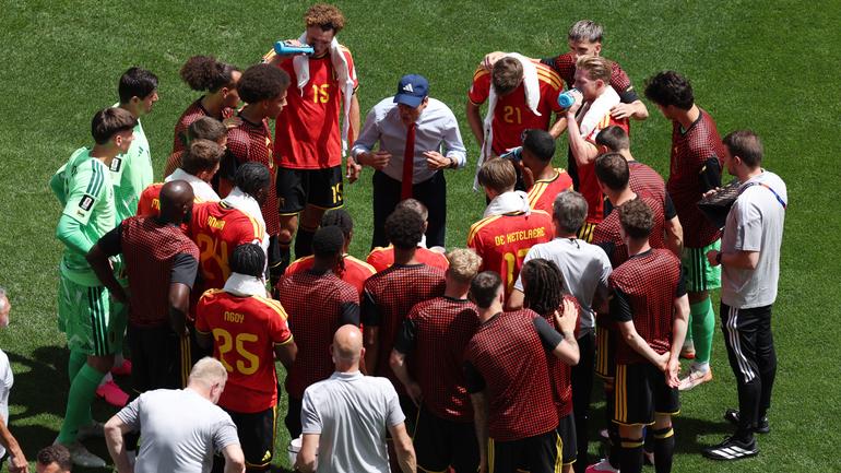 Rudy García, entrenador de Bélgica, durante la pausa de hidratación | AP