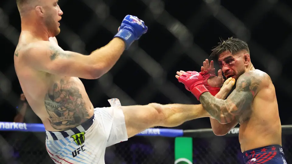 Justin Gaethje golpeando a Ilia Topuria l AP