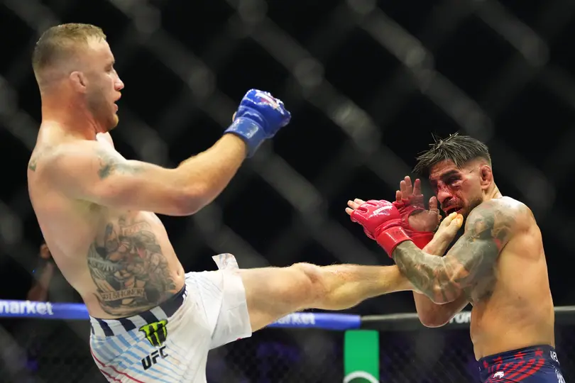 Justin Gaethje golpeando a Ilia Topuria l AP