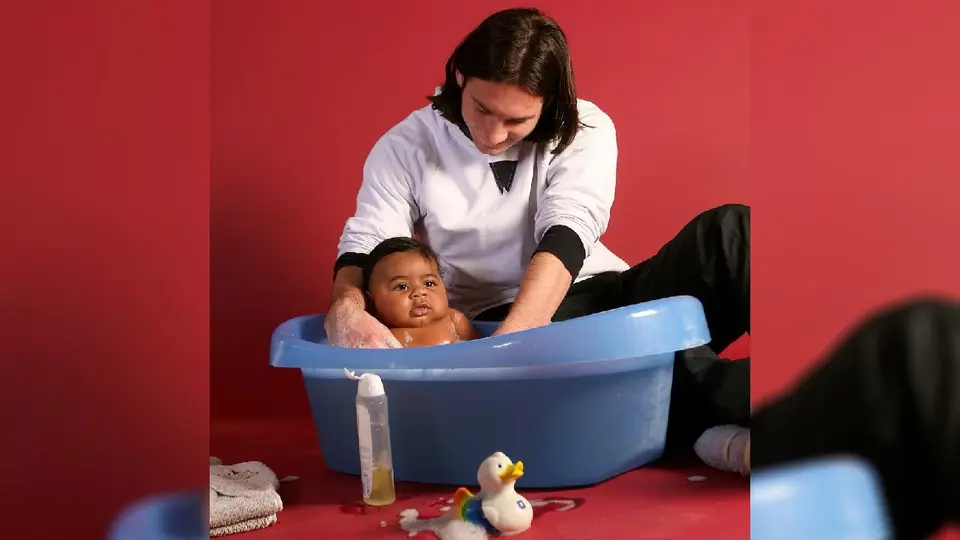 Lionel Messi bañando a un Lamine Yamal de 5 meses | X