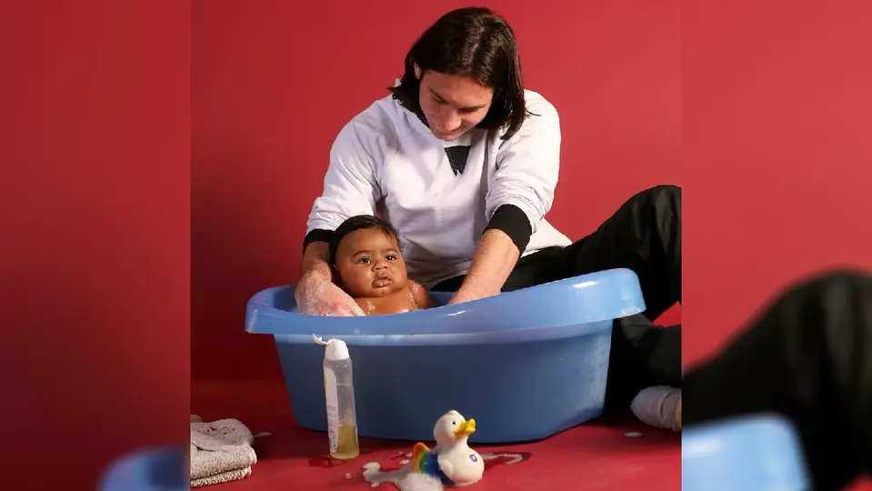 Lionel Messi bañando a un Lamine Yamal de 5 meses | X
