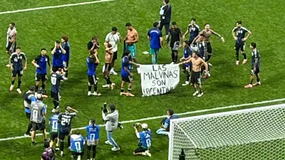 "La Malvinas son argentinas": El polémico cartel que mostraron los jugadores albicelestes tras la victoria ante Inglaterra