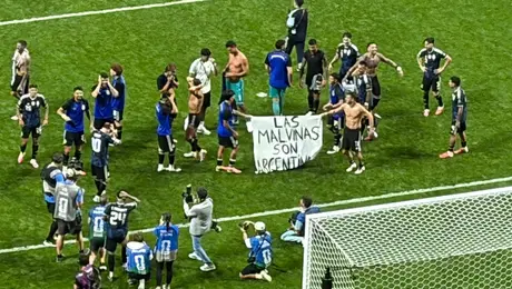 "La Malvinas son argentinas": El polémico cartel que mostraron los jugadores albicelestes tras la victoria ante Inglaterra