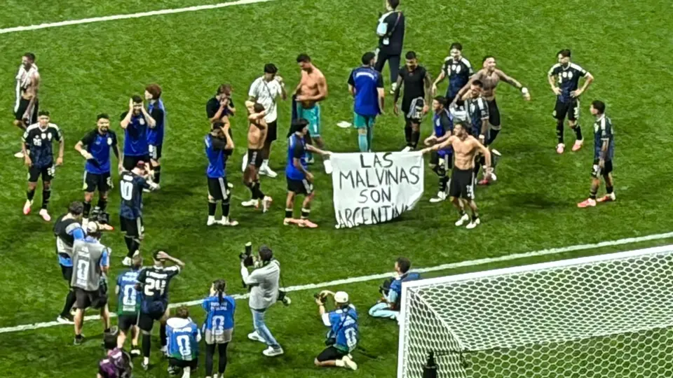 Scaloni pidió paz, pero el plantel eligió la revancha: Polémica bandera de Malvinas en el Mundial