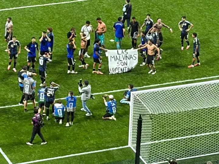 Scaloni pidió paz, pero el plantel eligió la revancha: Polémica bandera de Malvinas en el Mundial