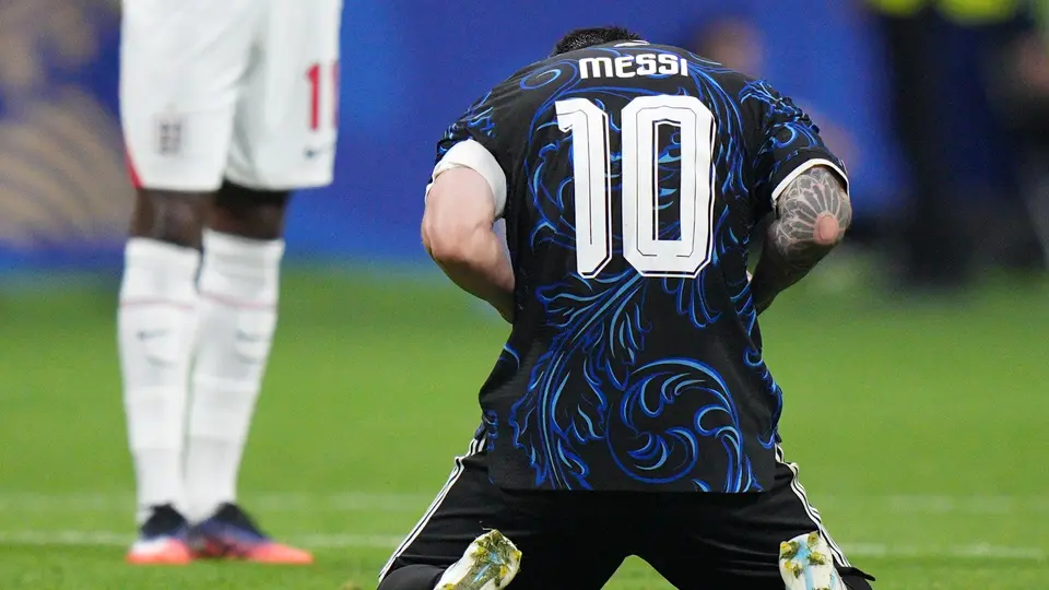 Messi tuvo un emotivo festejo con sus compañeros tras eliminar a Inglaterra | AP