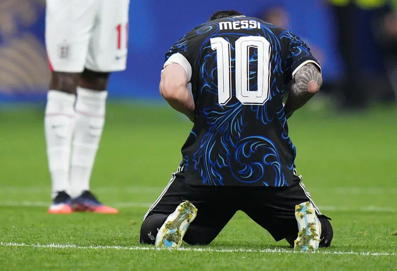 Messi tuvo un emotivo festejo con sus compañeros tras eliminar a Inglaterra | AP