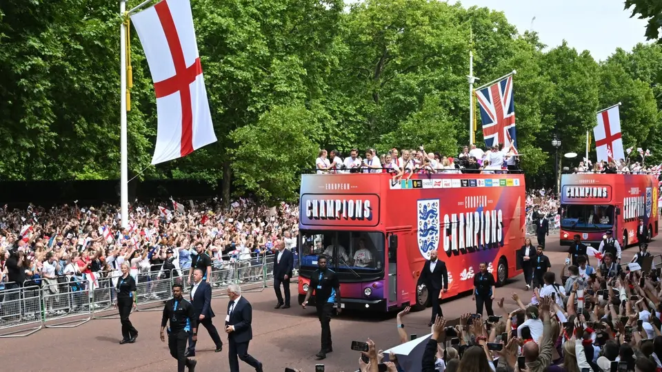 La Selección de Inglaterra celebra tras coronarse en la Euro Femenina | AFP