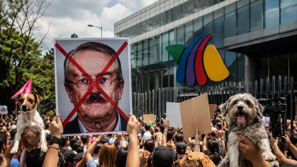 Convocan protesta contra Pedro Sola frente a TV Azteca; piden asistir con perros y carteles