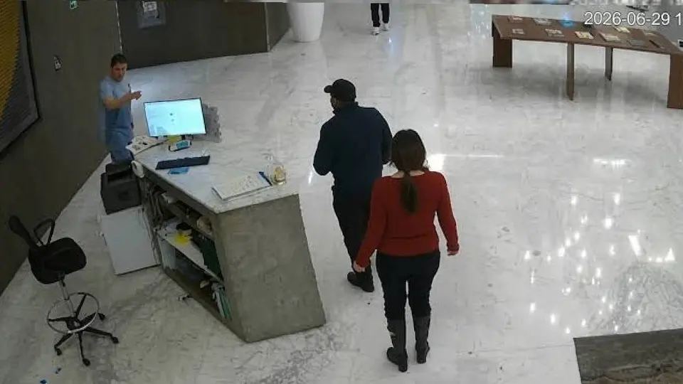 Cámaras de seguridad captan el momento en el que un sujeto agrede a una empleada de un hotel / Captura de pantalla