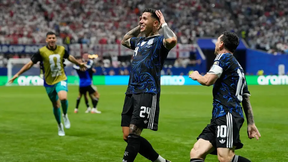 Enzo Fernández en el partido de Inglaterra contra Argentina | AP