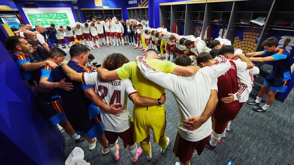 España festejó la victoria ante España en el vestidor |X @SEFutbol