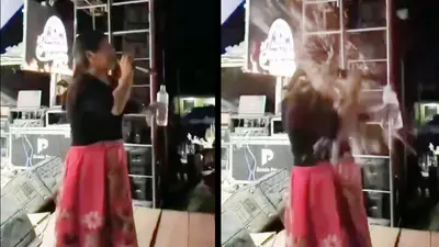 VIDEO: Cantante recibe brutal botellazo en el rostro durante concierto