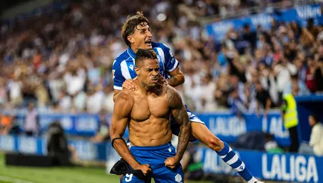 Alavés vence 3-0 al Getafe, que se queda con 10, en el inicio de La Liga