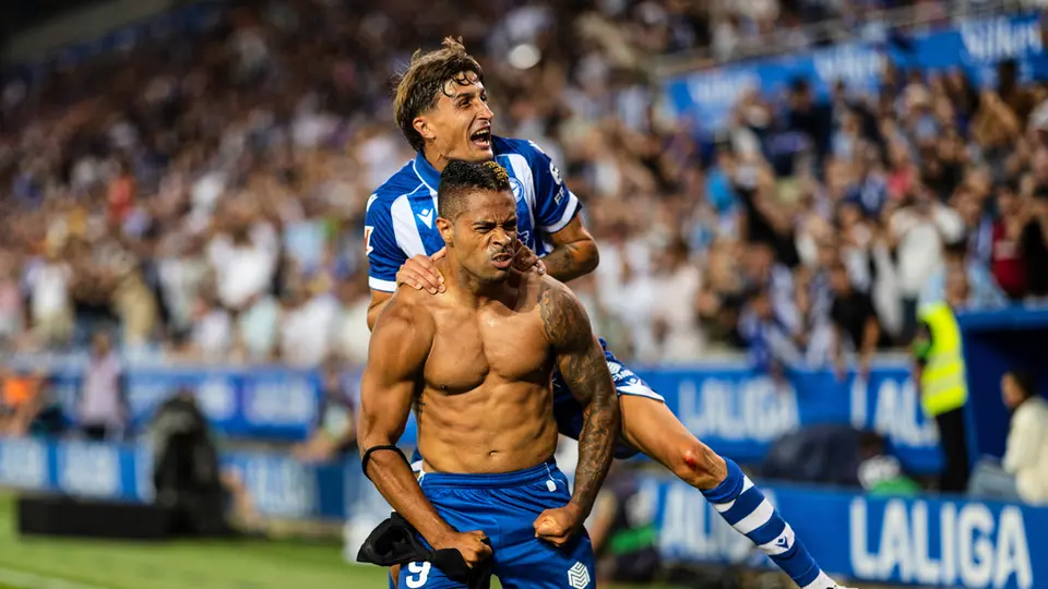Alavés vence 3-0 al Getafe, que se queda con 10, en el inicio de La Liga
