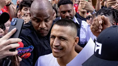 Alexis Sánchez desata locura a su llegada a Canadá