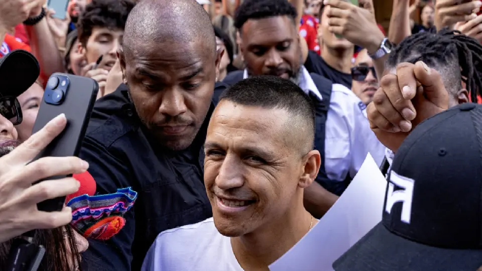 Alexis Sánchez desata locura a su llegada a Canadá