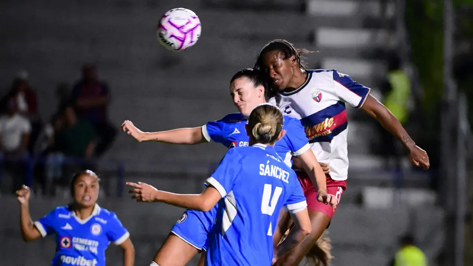 Ricshya Walker, del Atlante, anotando ante Cruz Azul| IMAGO7