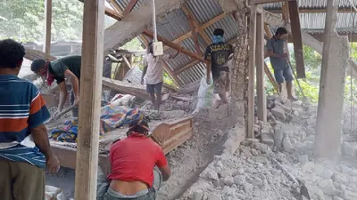 Terremoto en Indonesia de 7.7: van al menos 47 muertos y miles de evacuados