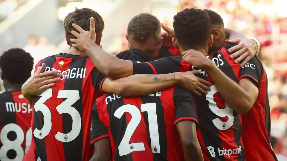Milan, sin Santiago Giménez, se da un festín de goles ante el Manchester United