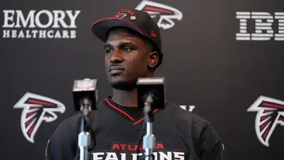 James Pearce, de los Falcons, suspendido ocho partidos por la NFL