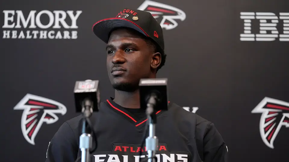 James Pearce, de los Falcons, suspendido ocho partidos por la NFL