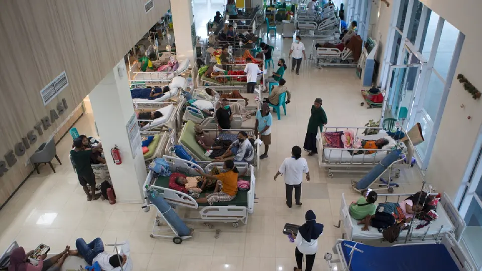 También se reportan más de una decena de heridos y miles de habitantes evacuados / AP