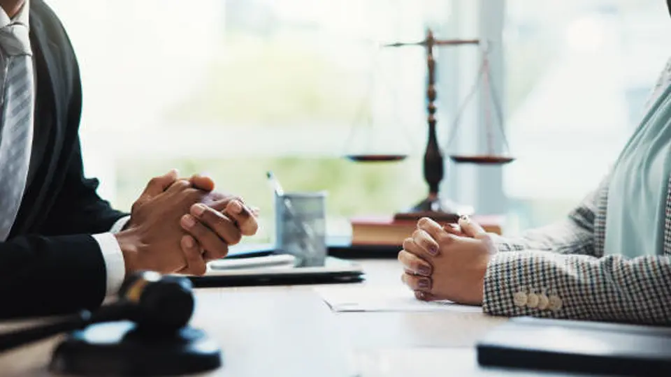 Tener deudas o un historial crediticio negativo no significa que una persona sea irresponsable o incapaz de desempeñar un trabajo. / iStock