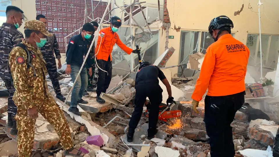 El fuerte movimiento también ocasionó daños en edificios y el deslizamientos de tierra / AP