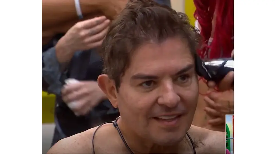 El actor decidió cumplir su promesa y permitió que sus compañeros utilizaran la máquina para cortarle el cabello./ LCDLF