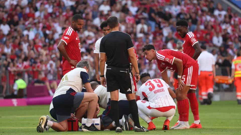 Jamal Musiala se desploma en pleno partido del Bayern Munich