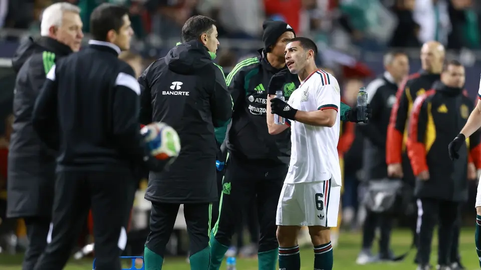 Erik Lira platicando con Rafael Márquez en un amistoso con la Selección Mexicana | MEXSPORT