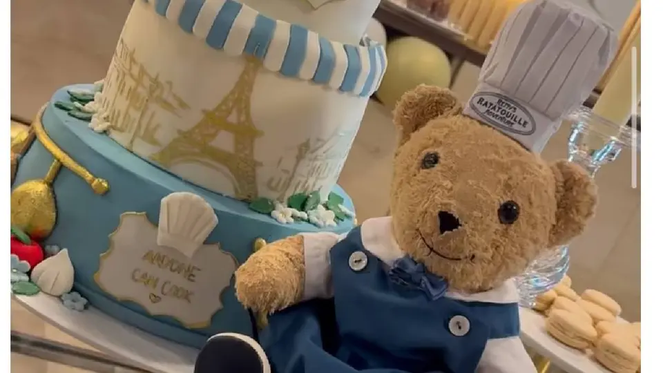 Daniell es el oso de peluche que acompaña a Sandra Cuevas desde hace cinco años./ X: /@daniell_1.00