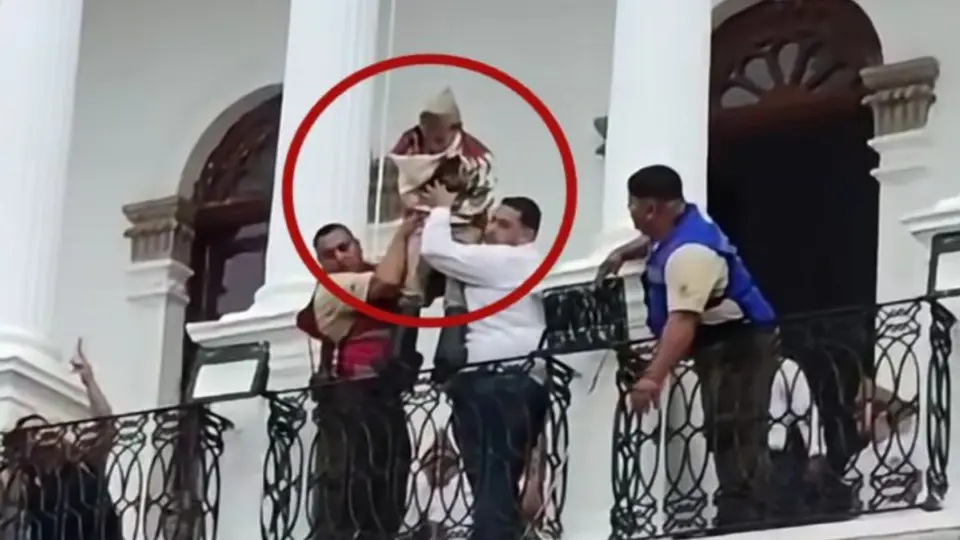 El estudiante realizó el salto con una bandera de México durante el acto conmemorativo de la Gesta Heroica de los Niños Héroes. / Redes