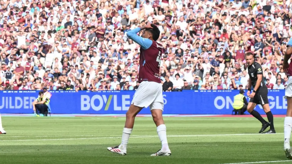 Edson Álvarez con West Ham ante Portsmouth | AFP