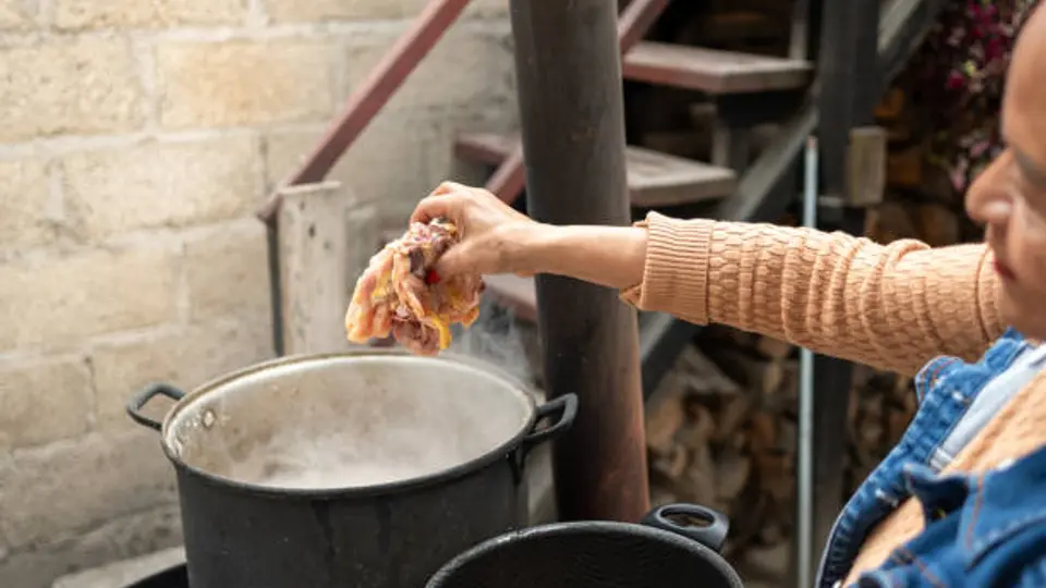 La costumbre de comer pozole en septiembre se fortaleció con las reuniones familiares y las celebraciones patrias./ Pixabay