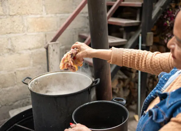La costumbre de comer pozole en septiembre se fortaleció con las reuniones familiares y las celebraciones patrias./ Pixabay