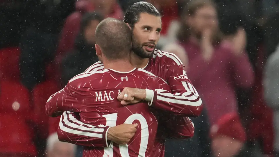 Dominik Szoboszlai festeja con Alexis Mac Allister | AP