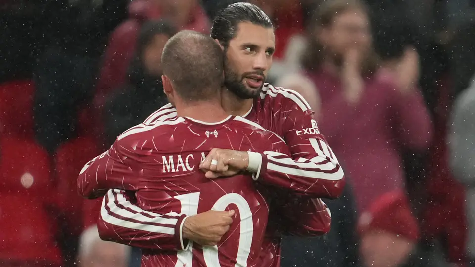Dominik Szoboszlai festeja con Alexis Mac Allister | AP