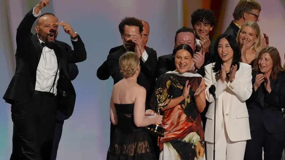 Los Emmys 2026 cerraron una temporada televisiva con múltiples reconocimientos y nuevas figuras premiadas./ AP